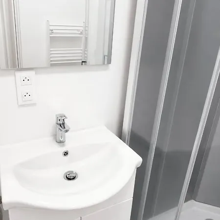 Bed E5 Center-station-airport Charleroi